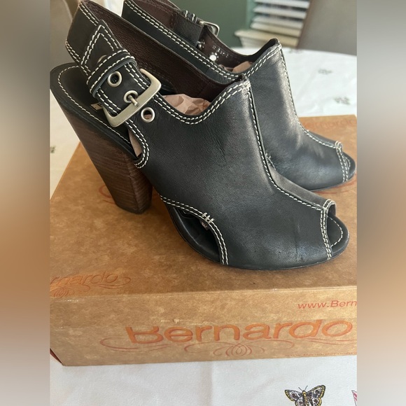 Ladies Bernardo Leather Sandals - Picture 13 of 13